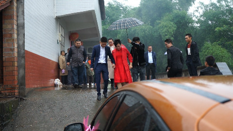 农村婚礼都这么朴实,新娘连婚纱都没有穿,直接跟新郎回家了